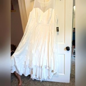 Beautiful torrid wedding gown. Off white a bit. Size 22